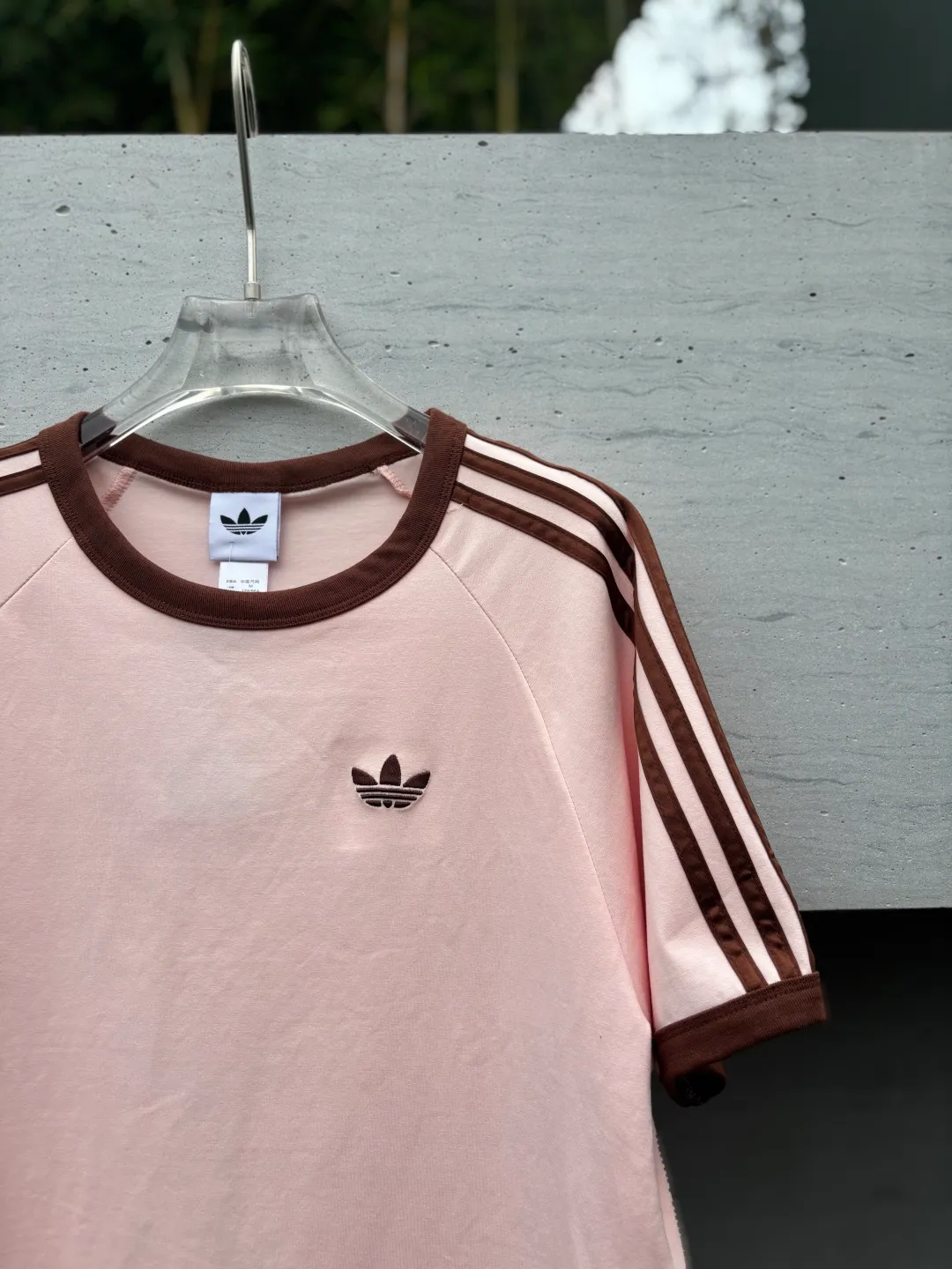 𝟬𝟱𝟭𝟰𝟴# Exclusive real shot/difference between various stolen pictures and online version on the market [𝗔𝗗𝗜𝗗𝗔𝗦 Adidas Clover Classic Embroidered Couple Round Neck Short Sleeve 𝗧 Shirt] ✅Full set of 1:1 customized accessories ➕Customized three-label ➕𝗬𝘂𝗮𝗻 version hang tag ➕𝗹𝗼𝗴𝗼 packaging bag 🔥 ➕Scan the tag to enter the official website. ✅Top Original version, ins Xiaohongshu has many bloggers wearing it. Clover's latest 5-color T is really Korean casual style ➕Classic Versatile❤️ Skin-friendly and Breathable, super comfortable for daily wear. The clover logo on the chest is very recognizable. 3D three-dimensional tailoring. The upper body is crisp and stylish. The fit is loose. It covers the flesh and makes you slim. It perfectly modifies the figure. The full set of accessories is customized in a one-to-one mold, striving for excellence. Good Quality is never just talk! Color: Pink. Size: S M L XL XXL